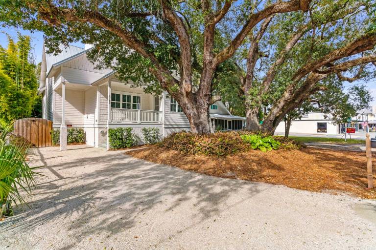 Livn' the Good Life - 1153 Ocean Blvd in St. Simons Island, GA