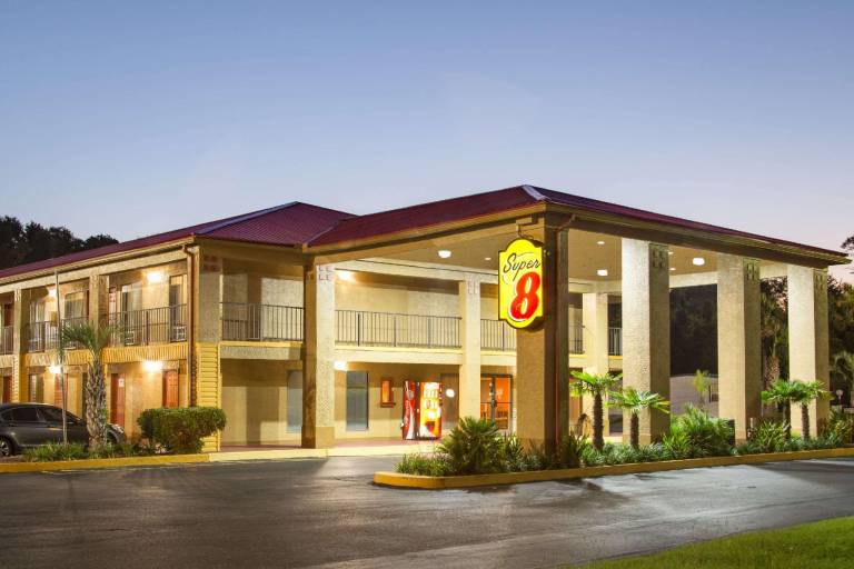 Super 8 By Wyndham Defuniak Springs in De Funiak Springs, FL