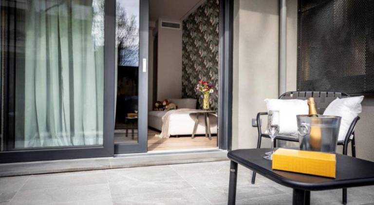 Apartment with patio & yard — photo 2