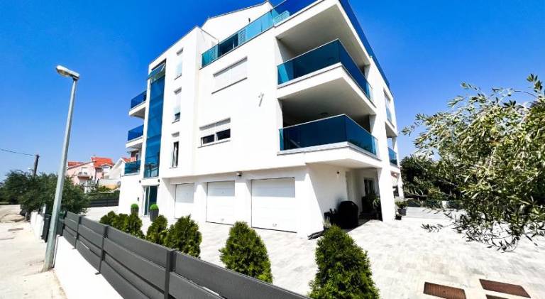 Holiday apartment with yard & terrace — photo 5