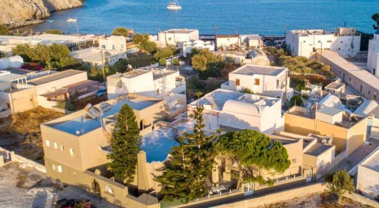 Rental apartment with patio in Santorini