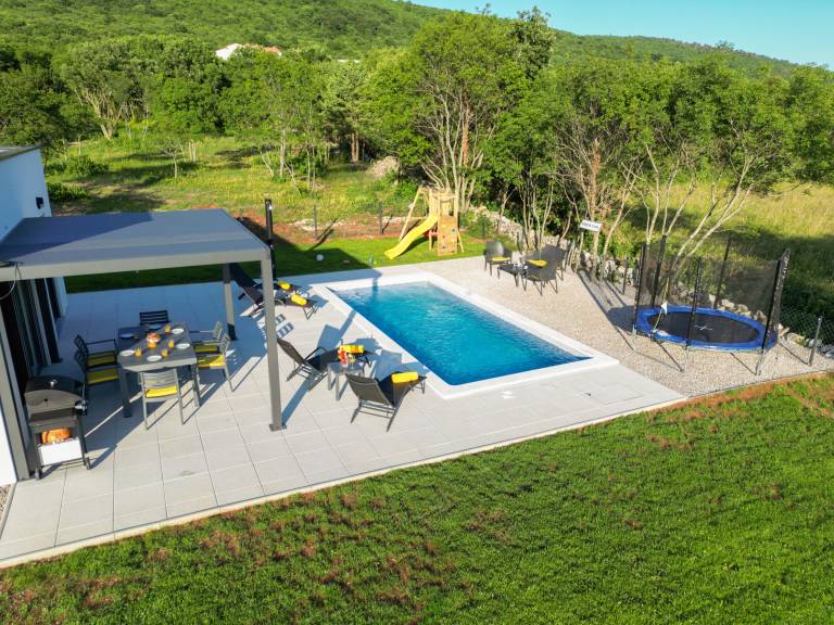 Villa with pool, grill & terrace — photo 4