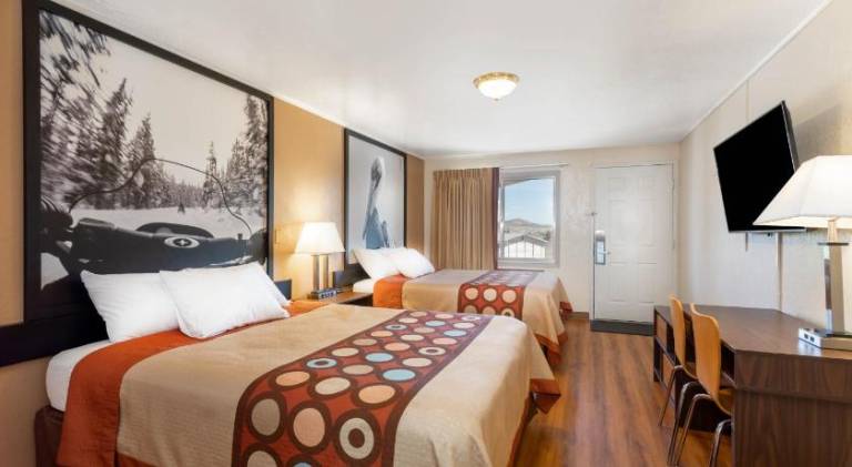 Super 8 By Wyndham Evanston — photo 2