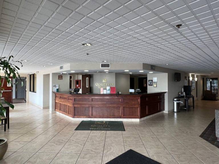 University Quality Inn — photo 4