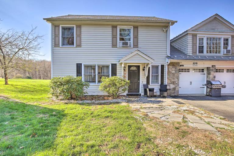 Elegant Connecticut Home: Fireplaces, Pet Friendly — photo 3