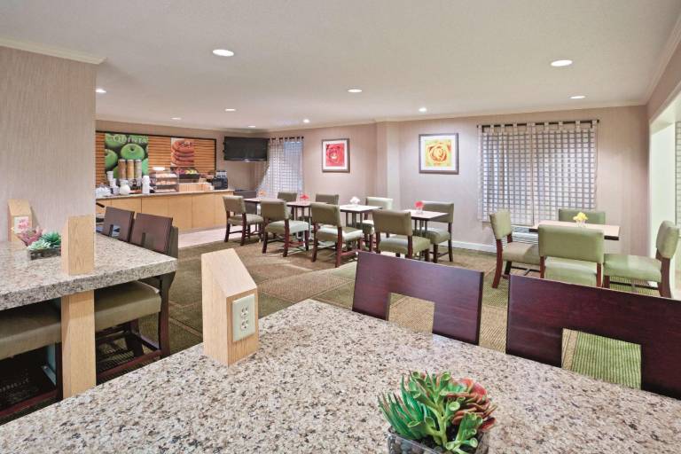 La Quinta Inn & Suites by Wyndham Mansfield OH — photo 3