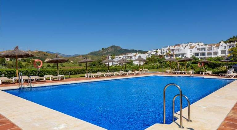 Apartment with pool in Benahavis