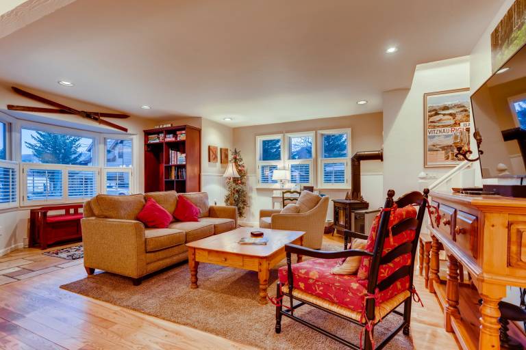 Chalet Montagne: Charming Pet-Friendly Home, Private Hot Tub, Walk to Main St — photo 5