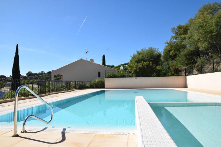 Holiday apartment with terrace, fast internet & pool | Beach view — photo 3
