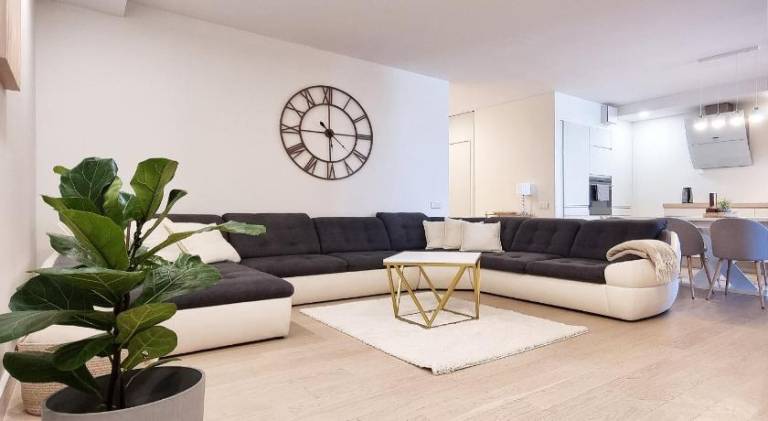Apartment with yard & terrace — photo 4