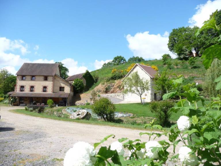 Gite with pool, sauna & terrace in Montlucon