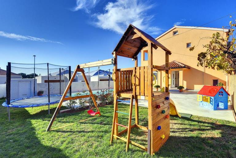 Children-friendly beautiful vacation home with yard, patio & private pool | Suitable for remote work | Pets allowed — photo 5