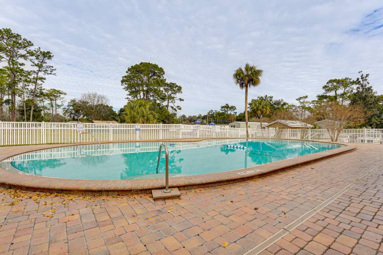 4 Mi to UF Campus! Game Day Getaway w/ Pool Access — photo 4