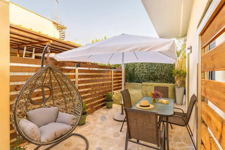 Filiatra Welcoming Hideaway A Cozy Urban Escape