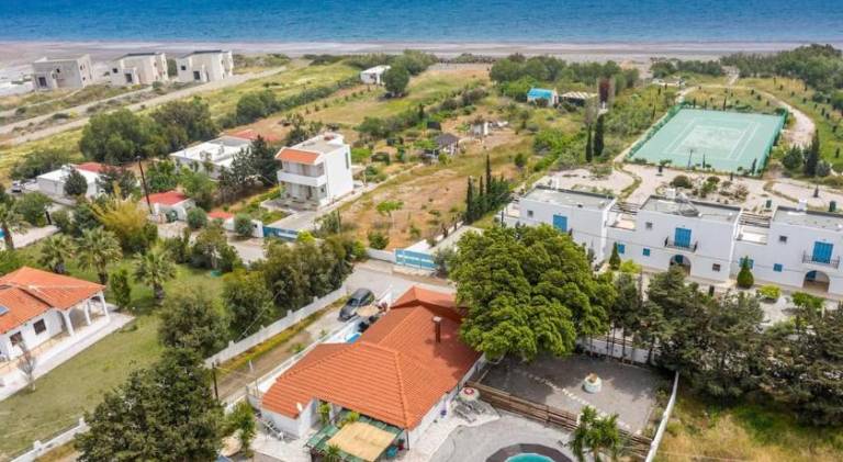 House with private pool, terrace & yard — photo 3