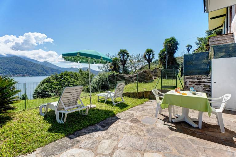 Holiday Home 'Vanni's House' with Lake View, Private Garden and Wi-Fi in Cannero Riviera