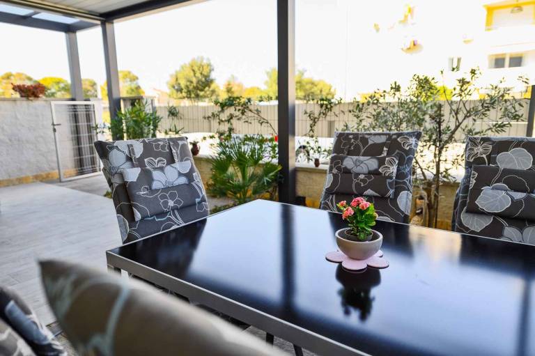 Rental apartment with BBQ, patio & yard — photo 3