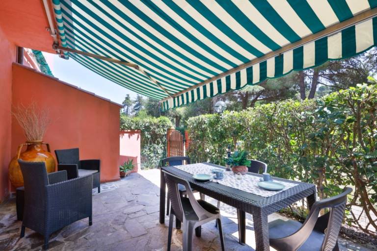 Casa Le Palme with an equipped outdoor area in Livorno