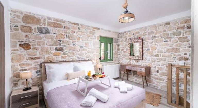 Vacation home with yard, barbeque & hot tub in Heraklion