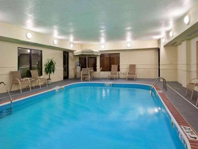 Baymont Inn & Suites Merrillville — photo 2