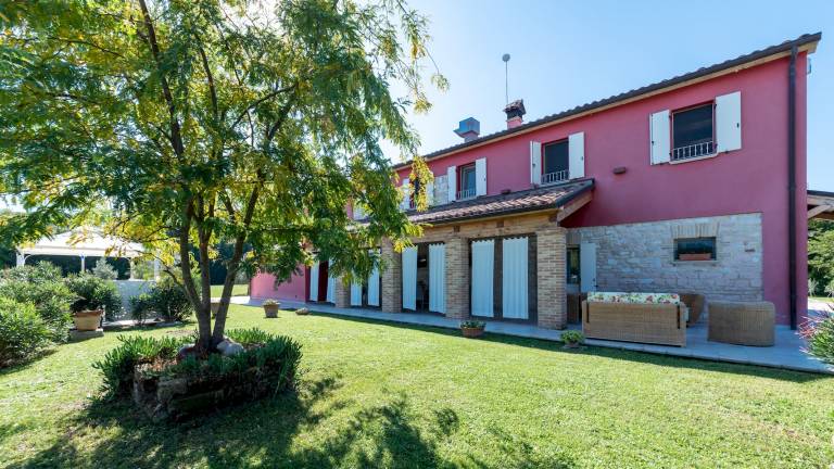 Villa with BBQ, yard & private pool — photo 3