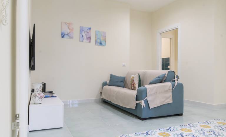Lovely holiday apartment with hot tub, garden & patio | Suitable for remote work | Pet-friendly — photo 4