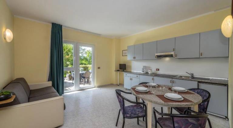 Serviced apartment with sauna, patio & yard | Pets allowed — photo 4