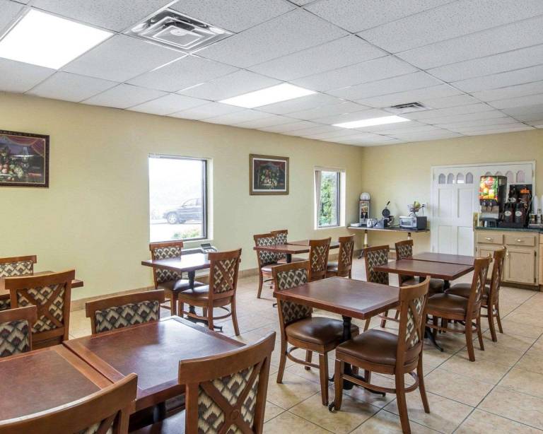 Econo Lodge Dalton West — photo 4