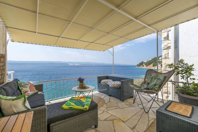 Fully equipped holiday apartment with terrace | Sea view | Next to the beach | Pet-friendly in Omis
