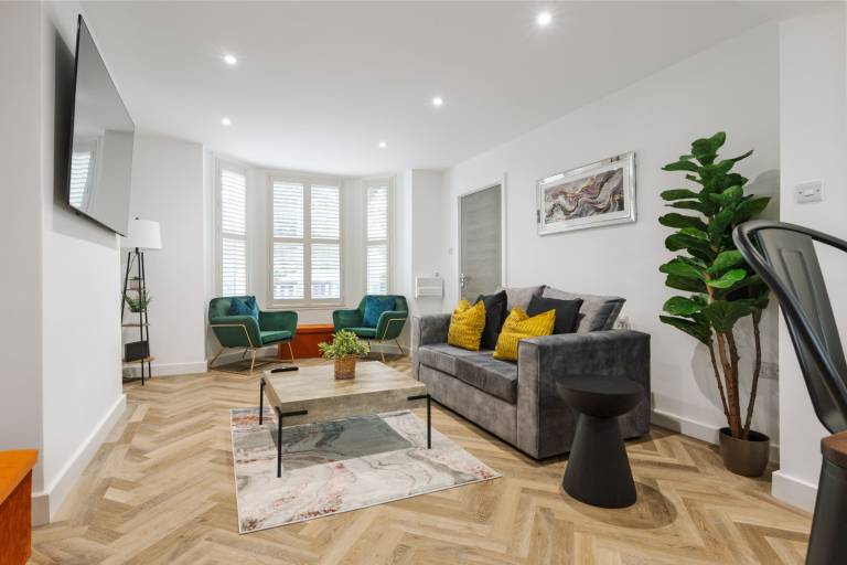 Riverside Flat Near Park Free Parking