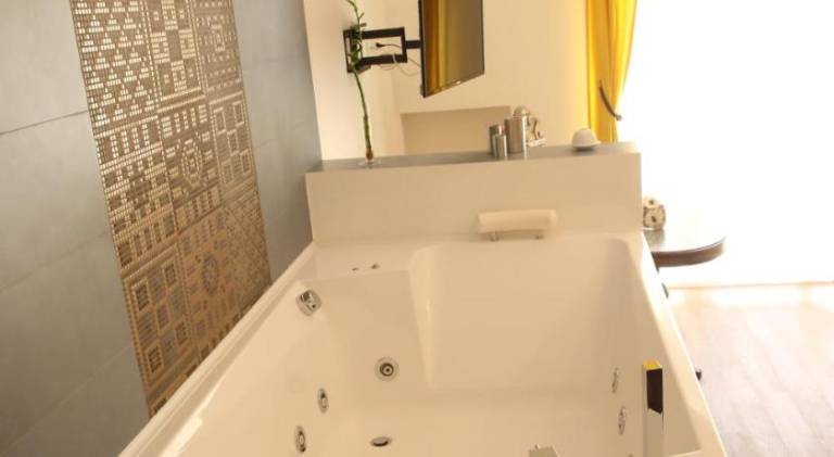 Apartment with hot tub — photo 3