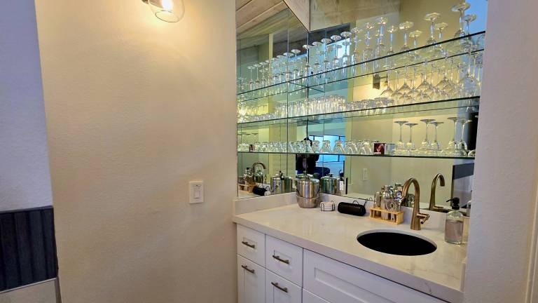 Children-friendly beautiful condo with garden, BBQ & heated pool | Mountain view | Pet-friendly — photo 5