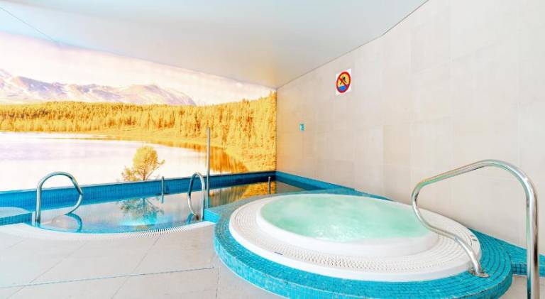 Charming holiday apartment with jacuzzi & pool | Next to the ski | Pets allowed — photo 4