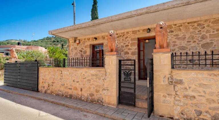 Villa Leonton with a private pool in Kissamos