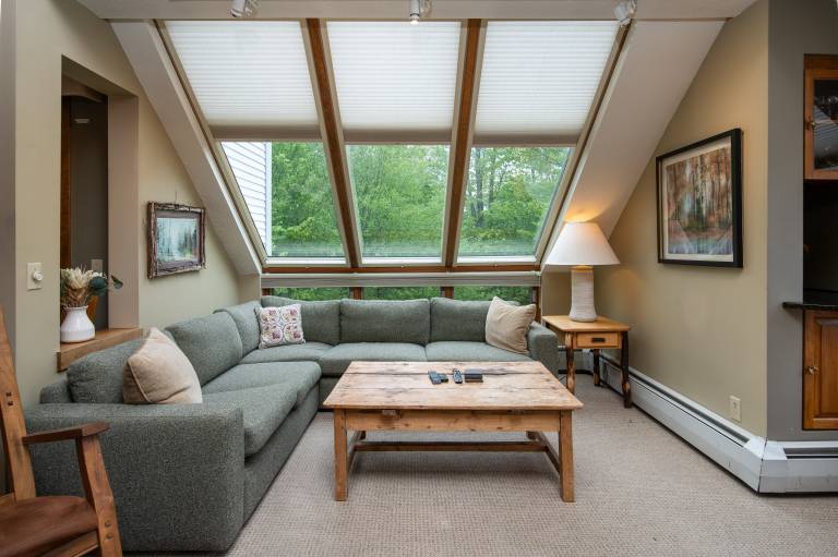 Condo with heated pool, jacuzzi & sauna | Mountain view — photo 2