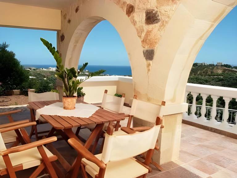 Ample villa with hot tub & pool | Pets are welcome — photo 3