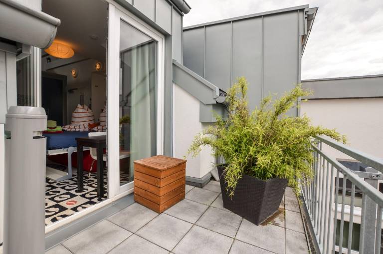 Serviced apartment with patio — photo 4