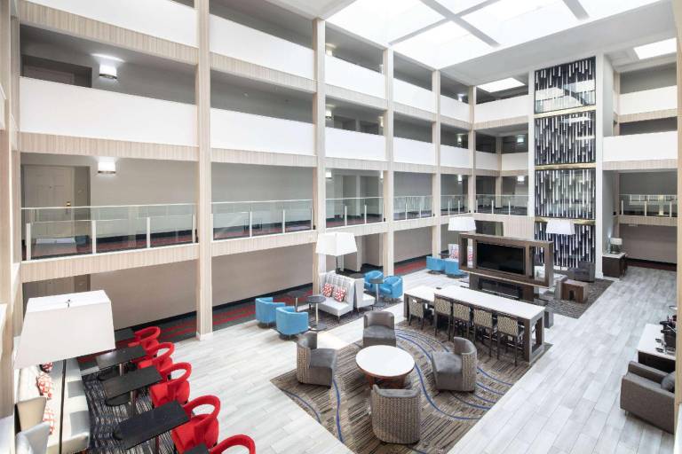 La Quinta Inn & Suites by Wyndham Atlanta Airport South — photo 2