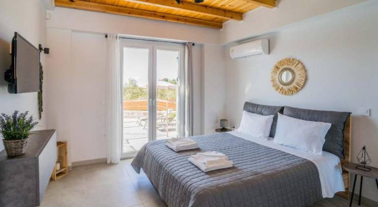 Villa with terrace, yard & private pool | Pet-friendly — photo 2