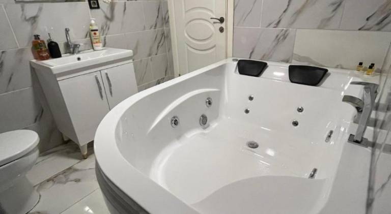 Nice serviced apartment with yard & patio | Pet-friendly — photo 5