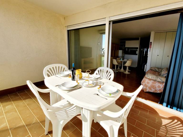 Canet-en-Roussillon - Bright T2 for 4, terrace, private parking, beach 50m away — photo 4