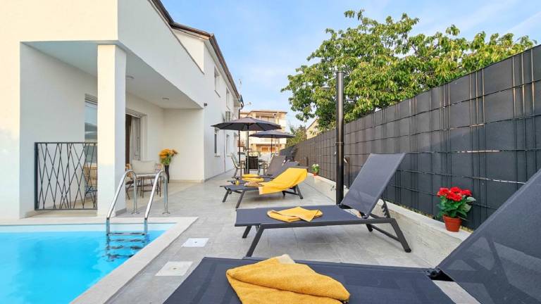 Exquisite villa with private pool, BBQ, table football and en suite bathrooms — photo 2