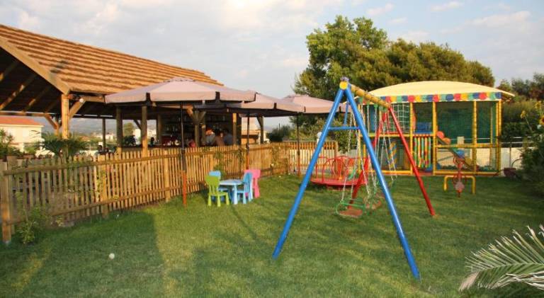 Serviced apartment with patio & yard — photo 5