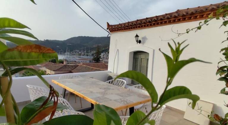 Rental apartment with terrace in Poros