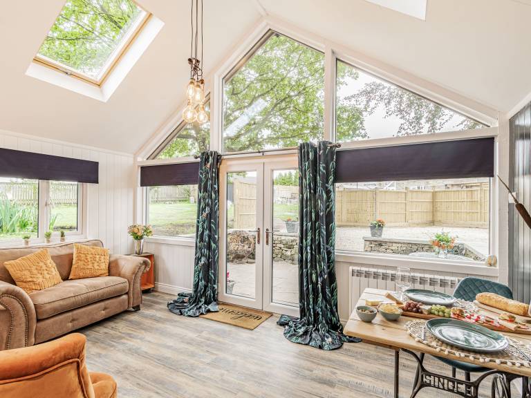 Family-oriented cottage with BBQ, hot tub & yard | River view | Pets allowed — photo 4