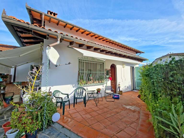 Villa with patio, yard & barbeque — photo 5