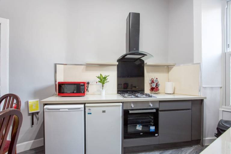 Stunning 2-Bed Apartment in Central Edinburgh — photo 4