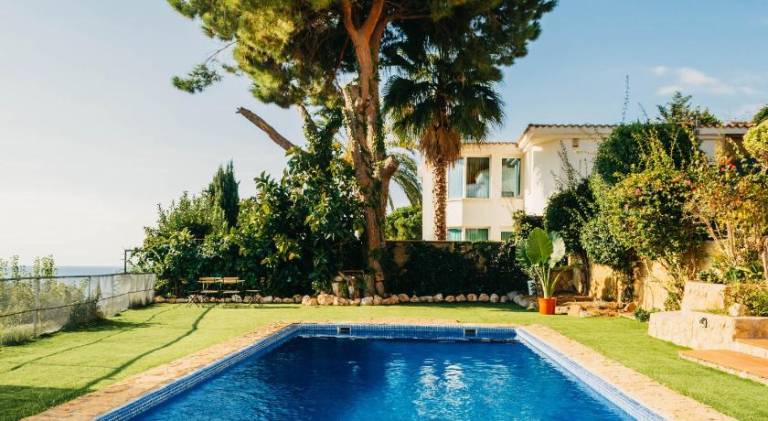 Villa with pool — photo 3