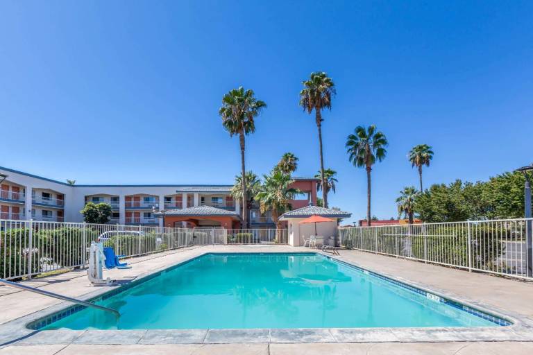 Super 8 By Wyndham Bakersfield/Central — photo 2