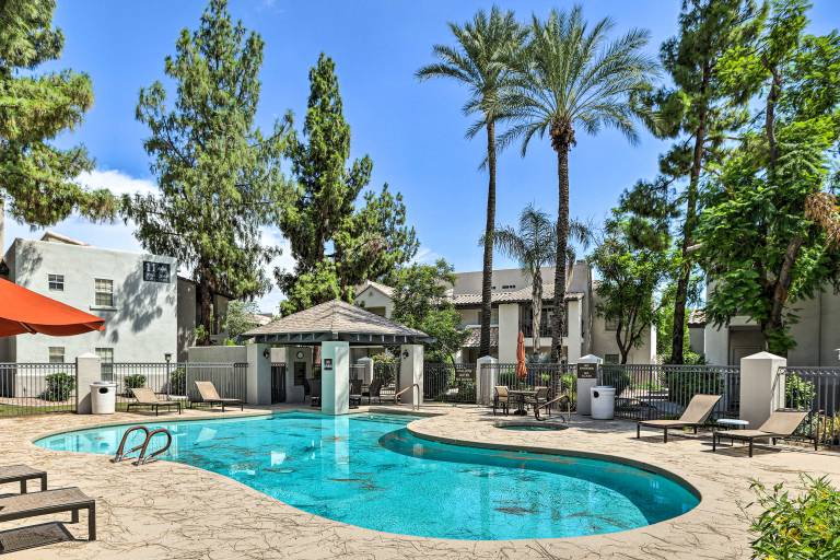 Bright Scottsdale Condo w Patio 8 Mi to Old Town